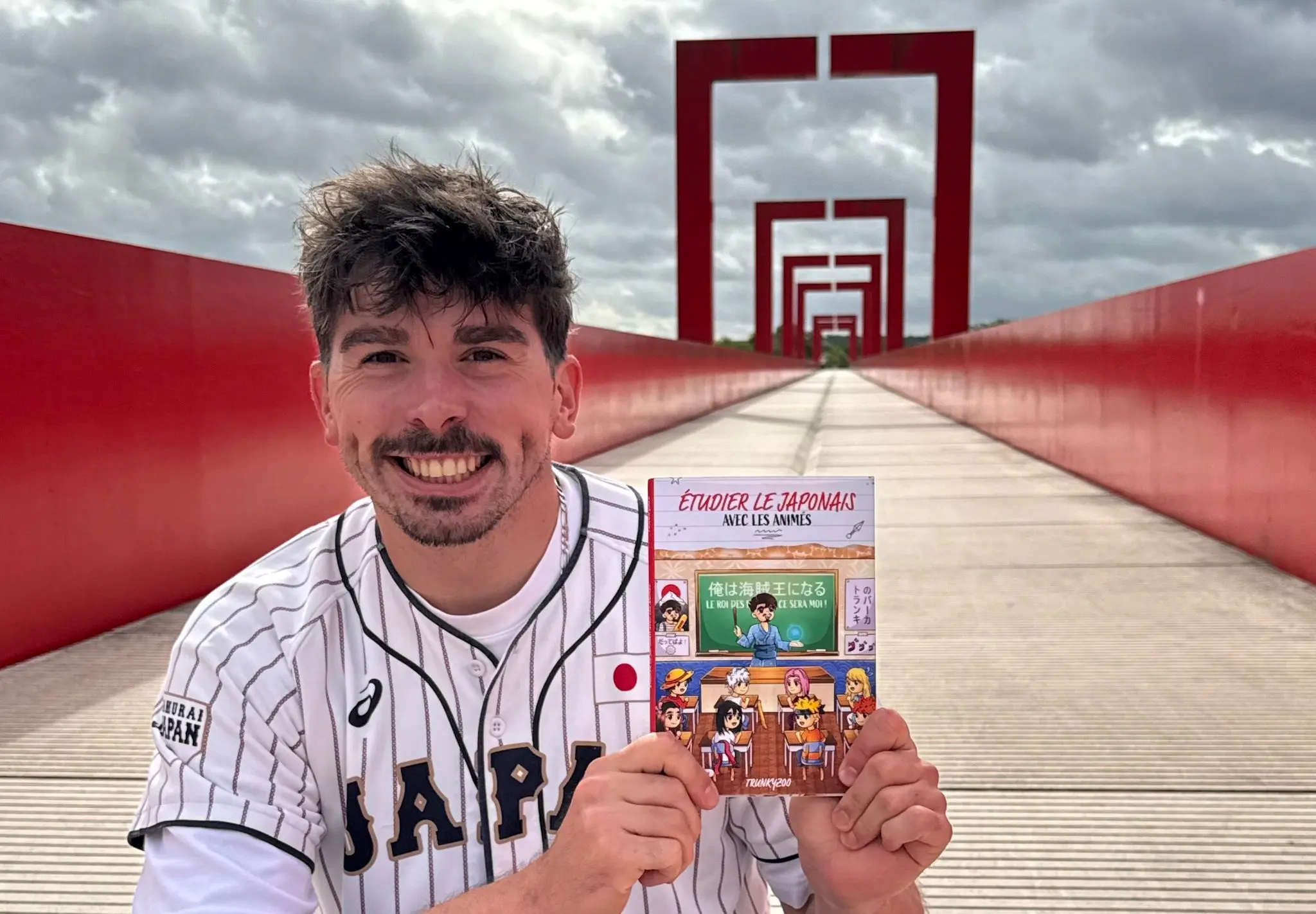 Trunky souriant avec son livre de japonais